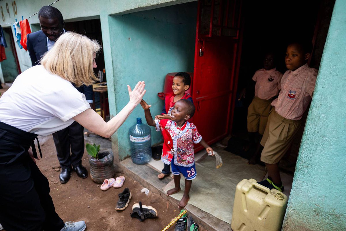 Beim Besuch in der UNHCR-Anlaufstelle in Kampala konnte ich mich davon überzeugen, wie mit österreichischer Unterstützung Perspektiven und Lebensbedingungen vor Ort verbessert werden. Künftig wollen wir mit Uganda noch stärker zusammen arbeiten, wenn es etwa um ein effizientes
