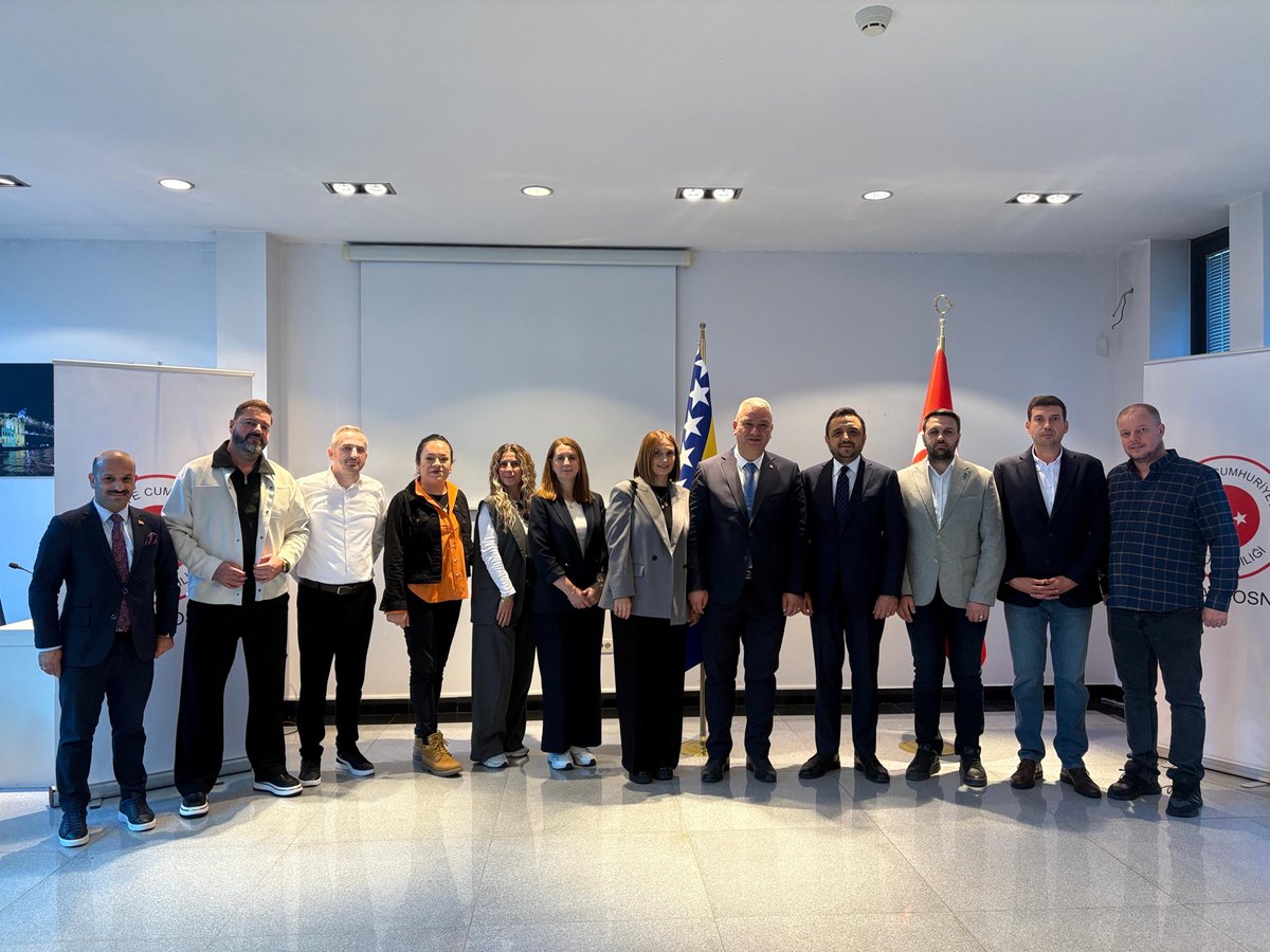 Ecdad Yadigarımız, Kardeş Bosna Hersek’teyiz 🇹🇷🇧🇦

İlk ziyaretimizi Büyükelçiliğimize yaptık.

Sakarya Boşnaklar Kültür ve Yardımlaşma Derneği Başkanı Furkan Berk ile birlikte Türkiye Cumhuriyeti Bosna Hersek Büyükelçisi Sayın Emin Akseki ile yürüttüğümüz kardeş şehir çalışmaları