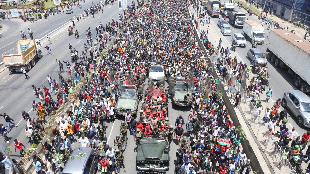 StandardKenya's tweet photo. Military’s ceremonial gun carriage transporting the body of former PM Raila Odinga’s body from JKIA, while passing along Mombasa Road

Pictures by Wilbrforce Okwiri https://t.co/jAStRCi0Tf