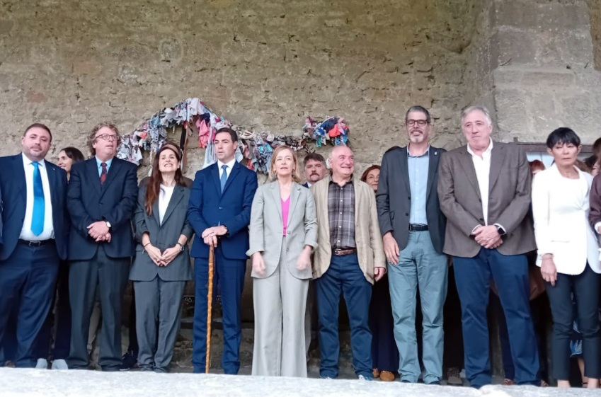 La primera vez que se cita expresamente Gipuzkoa (Ypuscua) en la Historia es en 1025, en un documento del reino de Pamplona (Pampilona), reino al que aquellas tierras pertenecían.
Atzo ospatu genuen 1000 urte pasa direla lehen aipamen horretatik, Altzo herrian, #NafarroaOsoa