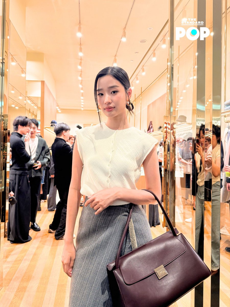 ตู ต้นตะวัน แขกคนดังที่มาร่วมงาน Grand Opening Event ของ Ami Paris กับการเปิดตัวแฟล็กชิปสโตร์แห่งใหม่ ณ Central Embassy ชั้น 1 
.
#AmiParis 
#tontawan 
#AmiParisxTU 
#TheStandardPop 
<a href="/tontawan_t/">ㄸu</a> <a href="/GMMTV/">GMMTV</a>