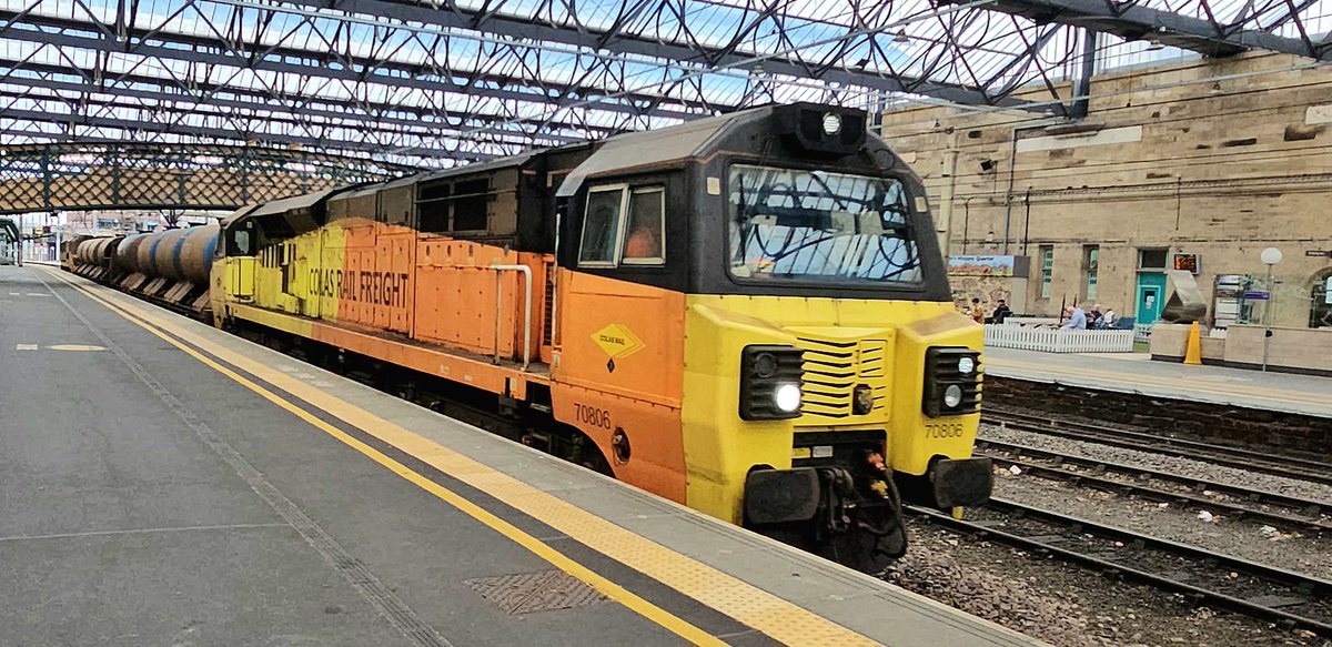 Harrod15S's tweet photo. Colas 70806 & 70809 on RHTT through #Carlisle this lunchtime working 3J11 Carlisle Yard Colas Rail to Carlisle Yard Colas Rail
#class70 #trains #RHTT https://t.co/WWaWDQdoL5