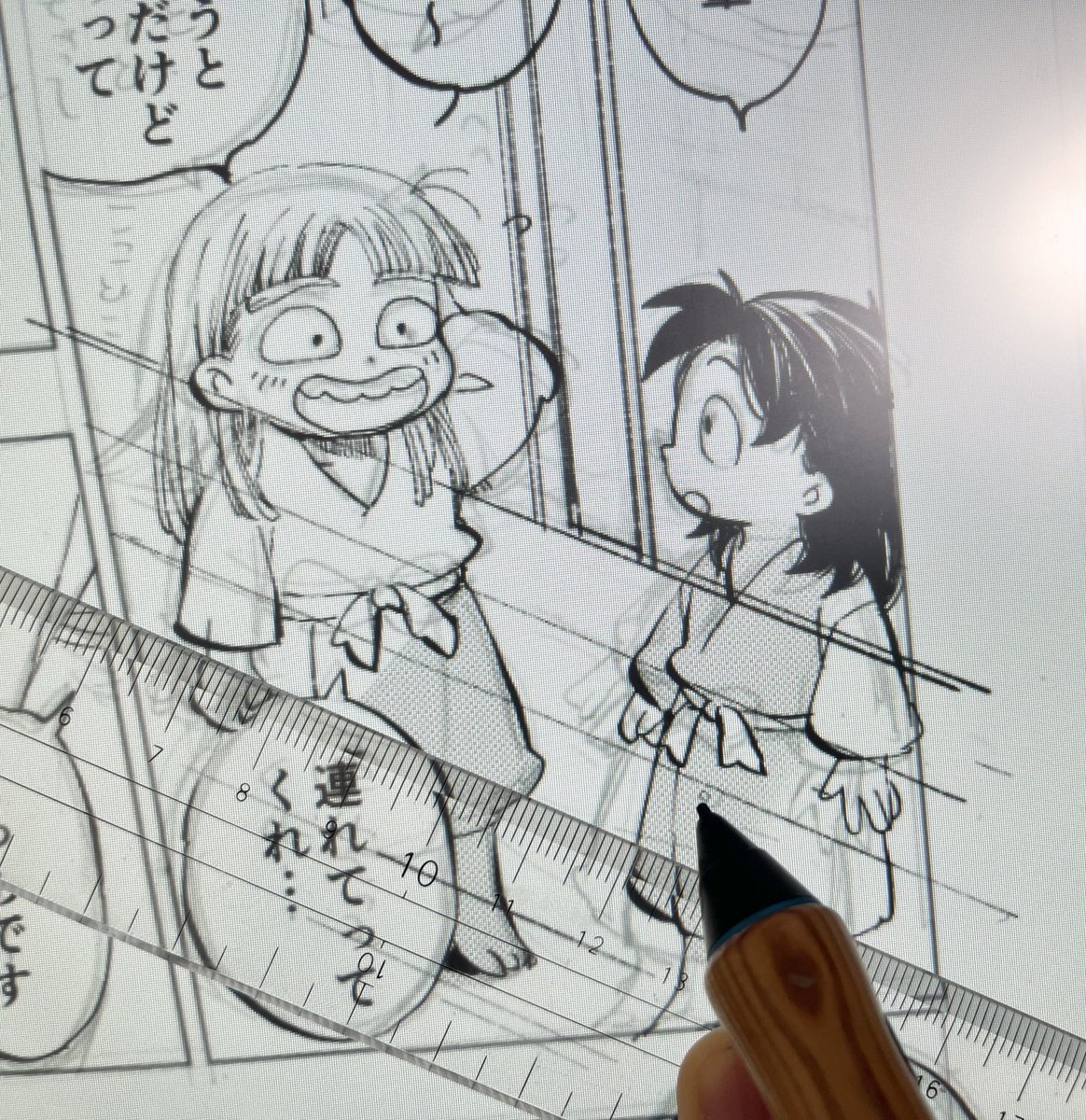 パース定規の使い方調べたけど5分とかでできそうになかったので液タブに直接定規置いて描いてた つらい 