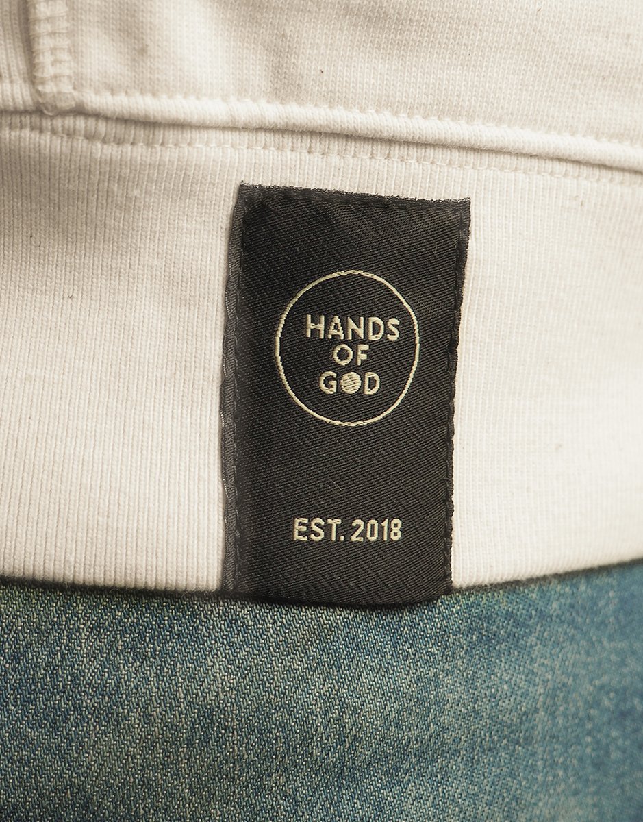 Legende Deluxe, Teil 2 🔥 Passend zum erneuten Spiel gegen die Katalanen: BARCELONA RELOADED – der epische Jubel verewigt als High End-Stickung auf hochwertigen Pieces. 🤍 Die neue Kollektion mit der <a href="/Eintracht/">Eintracht Frankfurt</a>  🦅 OUT NOW 😎 handsofgod.de #sge #eintracht #handsofgod