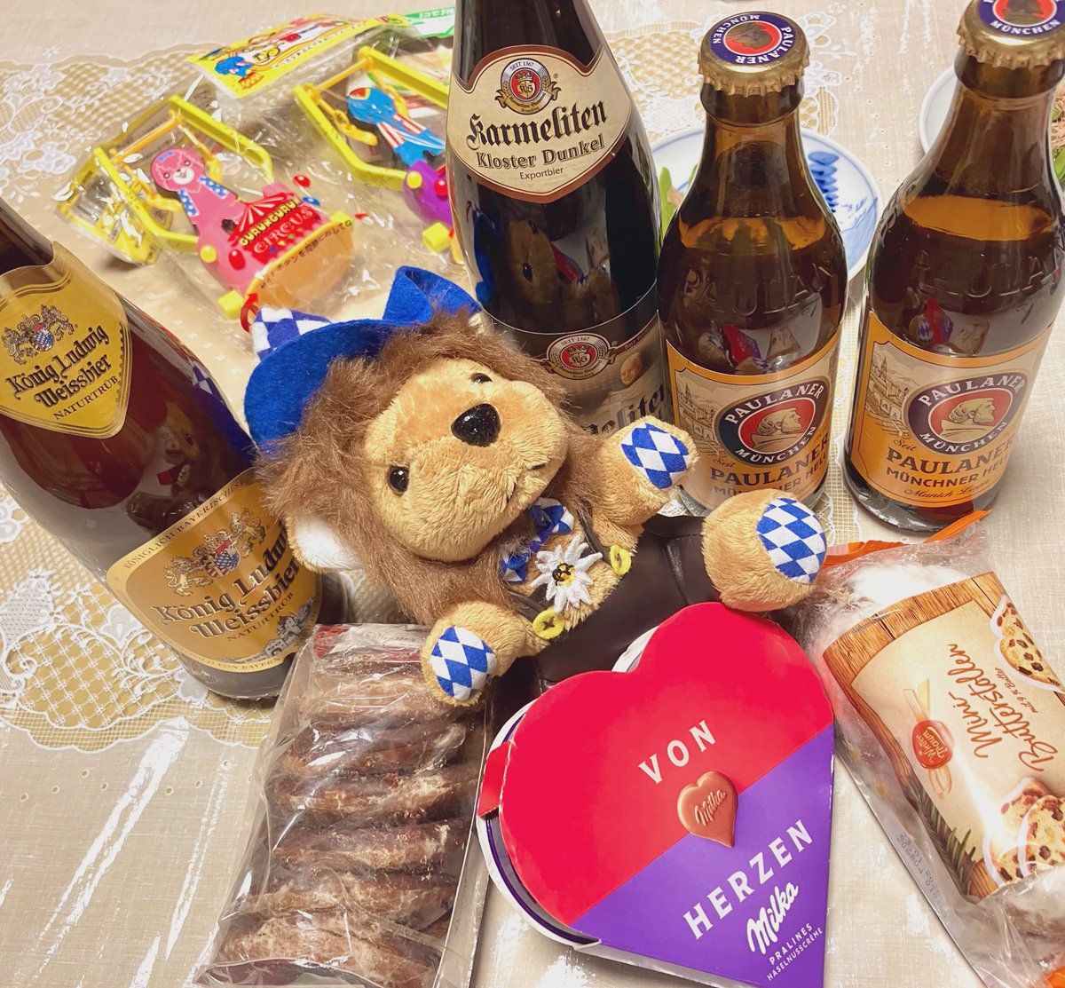 azalea88's tweet photo. ドイツからの贈り物🇩🇪💝

パパのホストファミリーから頂いた
バイエルンのお土産たち🥨✨
それからオクフェスのビール🍺🤗

#オクトーバーフェスト #バイエルン
#ドイツビール #シュトーレン
#ジンジャーブレッド https://t.co/gzUIZNhv63