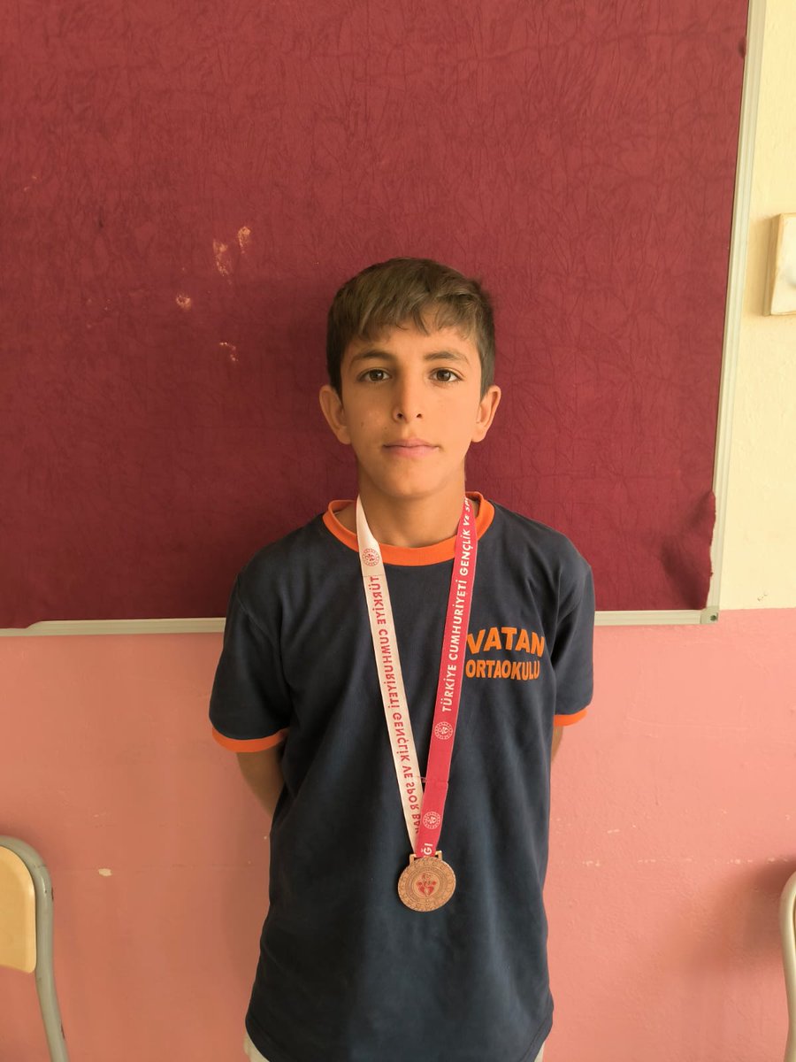 vatan_omerli's tweet photo. Ömerli İlçe Kros yarışmasında öğrencimiz Ahmed ELSALİH, Yıldız Erkekler kategorisinde üçüncü olmuştur. Öğrencimizi tebrik eder, başarılarının devamını dileriz. 🥉

@mardinilmem 
@SuleymnAKIN
@OmerliMem 
@umitcetin47100 
@barancesur04 https://t.co/SfIAhlga13