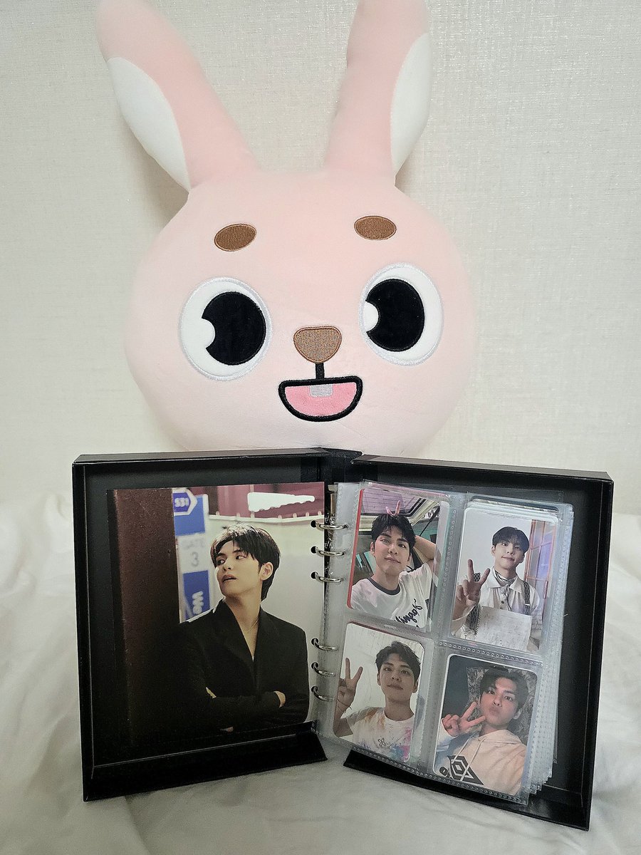 꺄아아 큰손 언니들 덕분에
앨범으로 만든 기깔나는 바인더를
받게 되었다.😆
너무 고퀄이라 황송할 따름🙇‍♀️
퐈퐈언니 금손 등극!!
