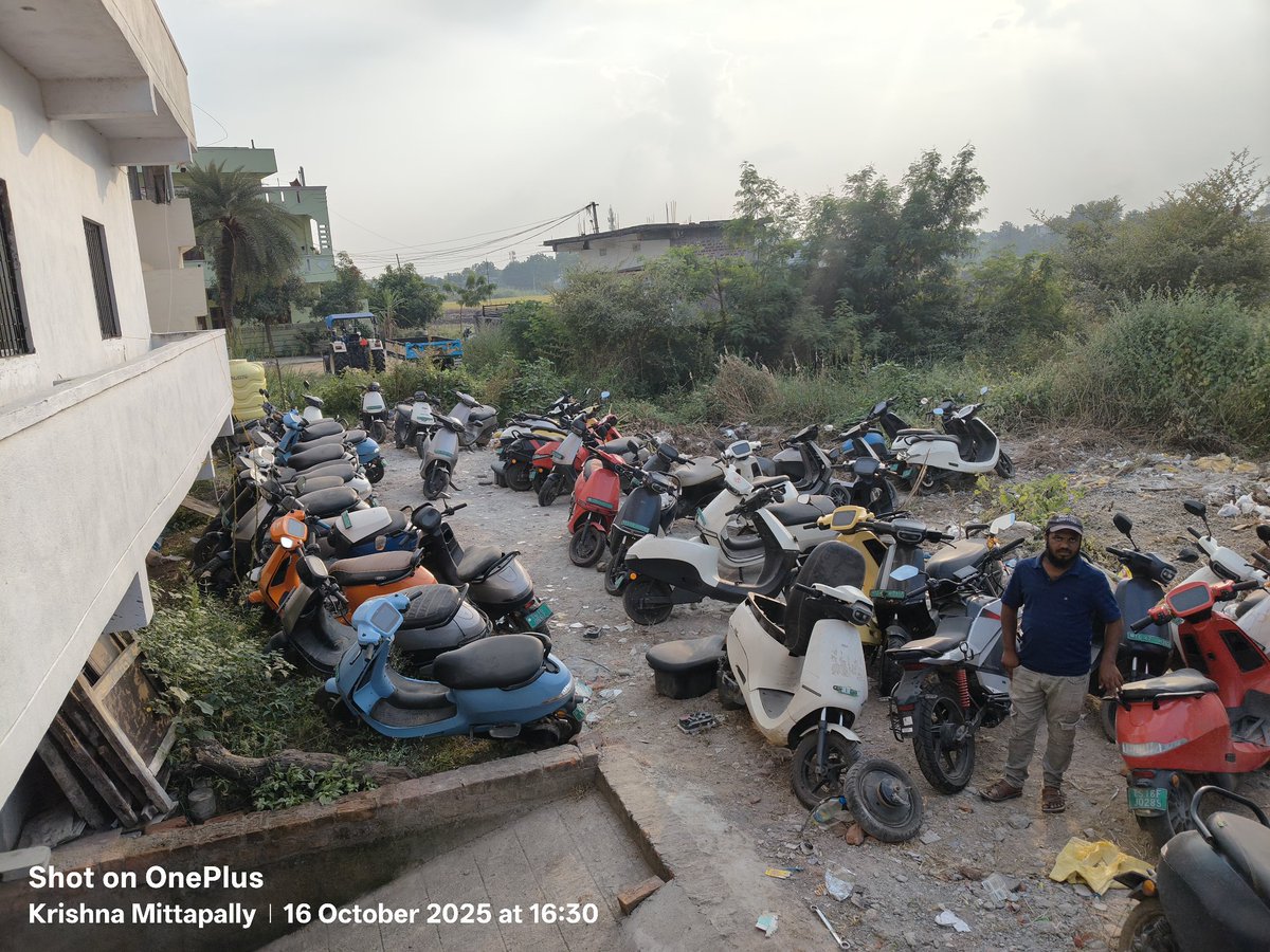 MKrishna2649's tweet photo. @grok @bhash @OlaElectric @OlaEV_Support Hey @grok, poor man @bhash @OlaElectric @OlaEV_Support @OlaOwnersClub don't even had a proper parking lot. See most scooters are outside, who's responsibility if any theft ? https://t.co/GRQsV1IblF