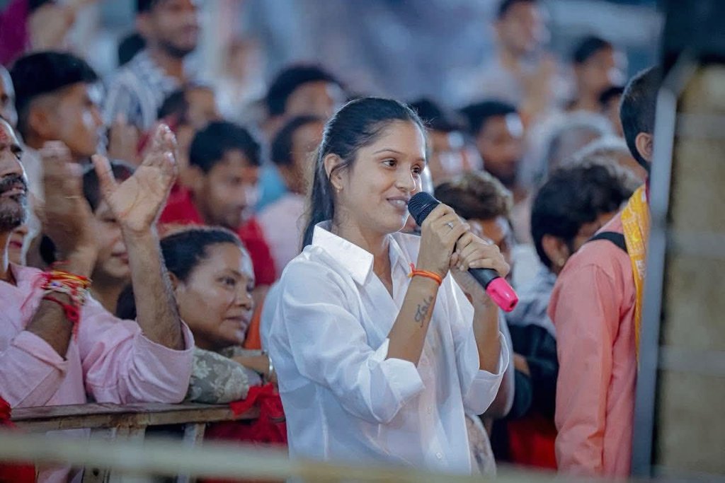 आज बाबा का लीला देखा क्या,
तेरा ध्यान किधर है हीरो बाबा इधर है।