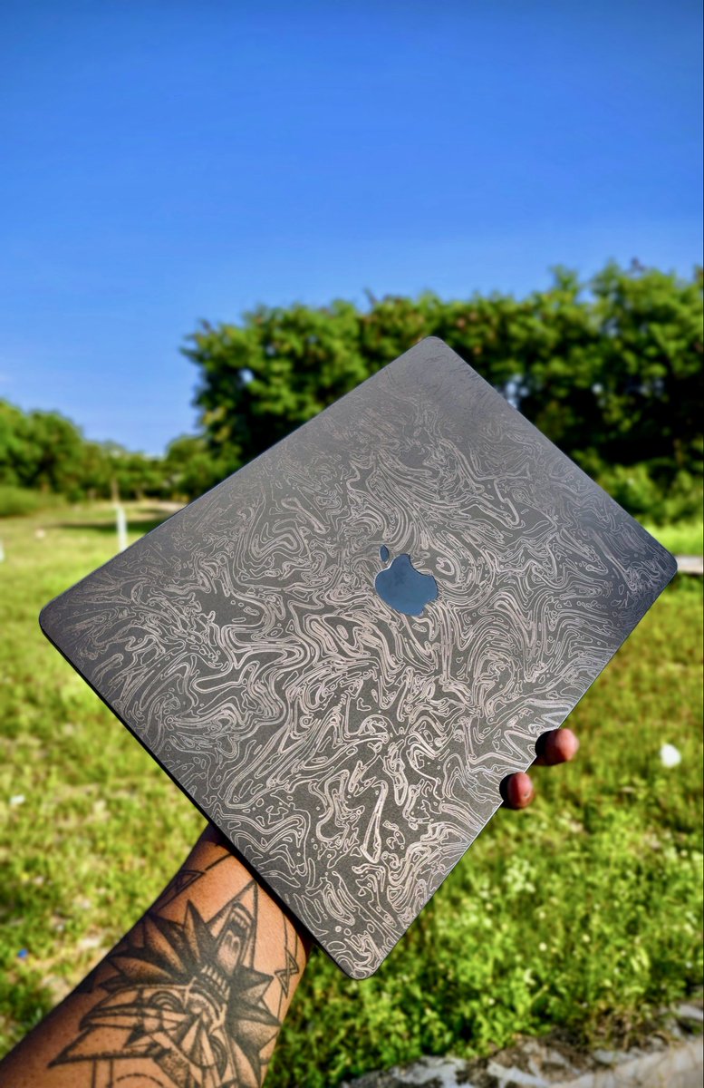 roe666hahn's tweet photo. @dbrand is Dbranding https://t.co/DxPioeBvMH