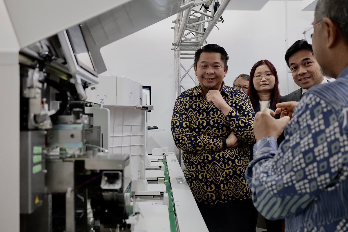 KKMPutrajaya's tweet photo. 𝐏𝐑𝐄𝐌𝐈𝐄𝐑 𝐈𝐍𝐓𝐄𝐆𝐑𝐀𝐓𝐄𝐃 𝐋𝐀𝐁𝐒 𝐋𝐀𝐍𝐂𝐀𝐑 𝐒𝐈𝐒𝐓𝐄𝐌 𝐇𝐄𝐌𝐀𝐓𝐎𝐋𝐎𝐆𝐈 𝐒𝐄𝐂𝐀𝐑𝐀 𝐀𝐔𝐓𝐎𝐌𝐀𝐓𝐈𝐊 𝐏𝐄𝐍𝐔𝐇 𝐃𝐄𝐍𝐆𝐀𝐍 𝐁𝐀𝐍𝐓𝐔𝐀𝐍 𝐀𝐈 𝐏𝐄𝐑𝐓𝐀𝐌𝐀 𝐃𝐈 𝐌𝐀𝐋𝐀𝐘𝐒𝐈𝐀 𝐔𝐍𝐓𝐔𝐊 𝐀𝐌𝐀𝐋𝐀𝐍 𝐒𝐖𝐀𝐒𝐓𝐀

16 Oktober 2025- YB Dato Lukanisman Bin Awang Sauni, Timbalan Menteri Kesihatan merasmikan Majlis Pelancaran pemasangan pertama sistem hematologi automatik berasaskan AI dalam amalan perubatan swasta di Malaysia.

📈Premier Integrated Labs memperkenalkan CAL 8000 oleh Mindray, sistem hematologi automatik sepenuhnya berasaskan AI pertama bagi sektor swasta di Malaysia — satu pencapaian penting dalam memperkasa inovasi diagnostik negara.

🔬 Sebagai sebahagian daripada IHH Laboratories di bawah IHH Healthcare Malaysia, Premier Integrated Labs terus memperkukuh kedudukannya sebagai penyedia diagnostik terkemuka dengan pemasangan sistem automasi hematologi Mindray CAL 8000.

🧪 Sistem berasaskan AI ini menggabungkan pengurusan sampel pintar serta automasi makmal bagi meningkatkan kecekapan operasi, ketepatan diagnostik dan kelancaran aliran kerja. Pendekatan ini membolehkan saintis makmal memberi tumpuan kepada analisis data dan penjagaan pesakit, seterusnya mempertingkat hasil rawatan klinikal.

🇲🇾 Inisiatif ini sejajar dengan komitmen Kementerian Kesihatan Malaysia (KKM) untuk memperkukuh sistem kesihatan negara melalui penggunaan teknologi canggih, pendigitalan dan kerjasama strategik antara sektor awam dan swasta.

#KKMPrihatin #SihatBersama #MalaysiaSihat #MADANIBekerja #RancakkanMADANI