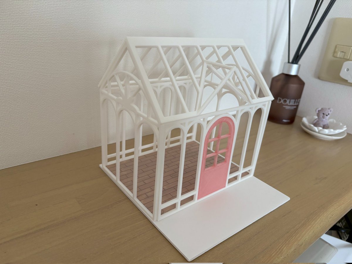 生徒さん(小5)作品「ドールハウス」
すごく可愛らしい仕上がりですね✨️扉の淡いピンクも全体の白いフレームとよく合っていて、とてもセンスを感じます！