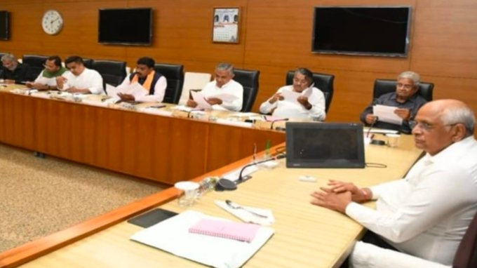 Anmolashag's tweet photo. Breaking: All #Gujarat ministers, except the Chief Minister, have resigned, and their resignations have been accepted

The swearing-in ceremony of the new #cabinet is scheduled for Friday at 12:39 PM, signaling a major political reshuffle in the state

#BhupendraPatel https://t.co/RGs05ITXoW