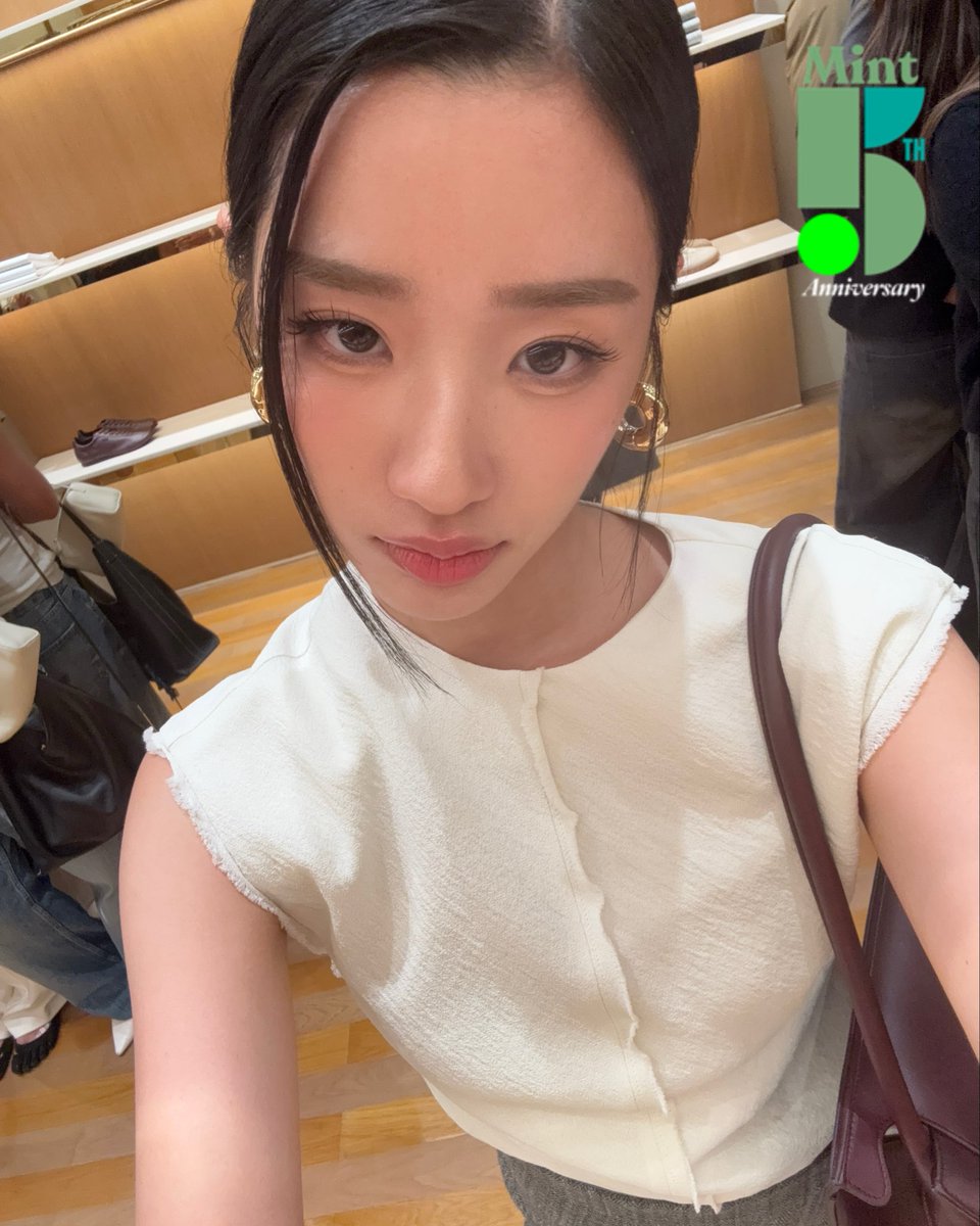 น่ารักเกิ๊น! #MintReports ส่งภาพเซลฟี่สุดน่ารักของสาวฮอต #ตูต้นตะวัน ที่เดินทางมาร่วมงานเปิดร้านแฟล็กชิปสโตร์แห่งใหม่ Ami Paris ณ ศูนย์การค้า เซ็นทรัล เอ็มบาสซี่ ชั้น 1 ในวันนี้ 💚

TONTAWAN AMI PARIS GOP
#AmiParisxTU #AmiParis
#tontawan
#MintMagTH