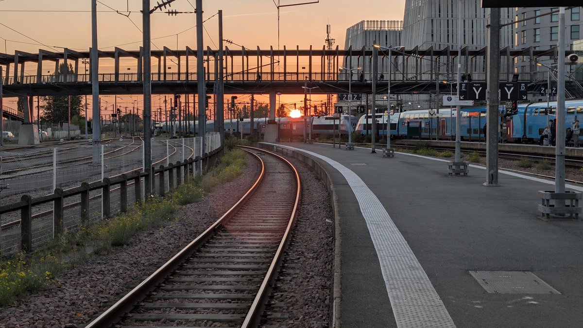 Le couché de soleil en gare de Angers Saint Laud 😎
<a href="/TERPays2LaLoire/">TER Pays de la Loire</a> <a href="/Angers/">Ville d'Angers</a>