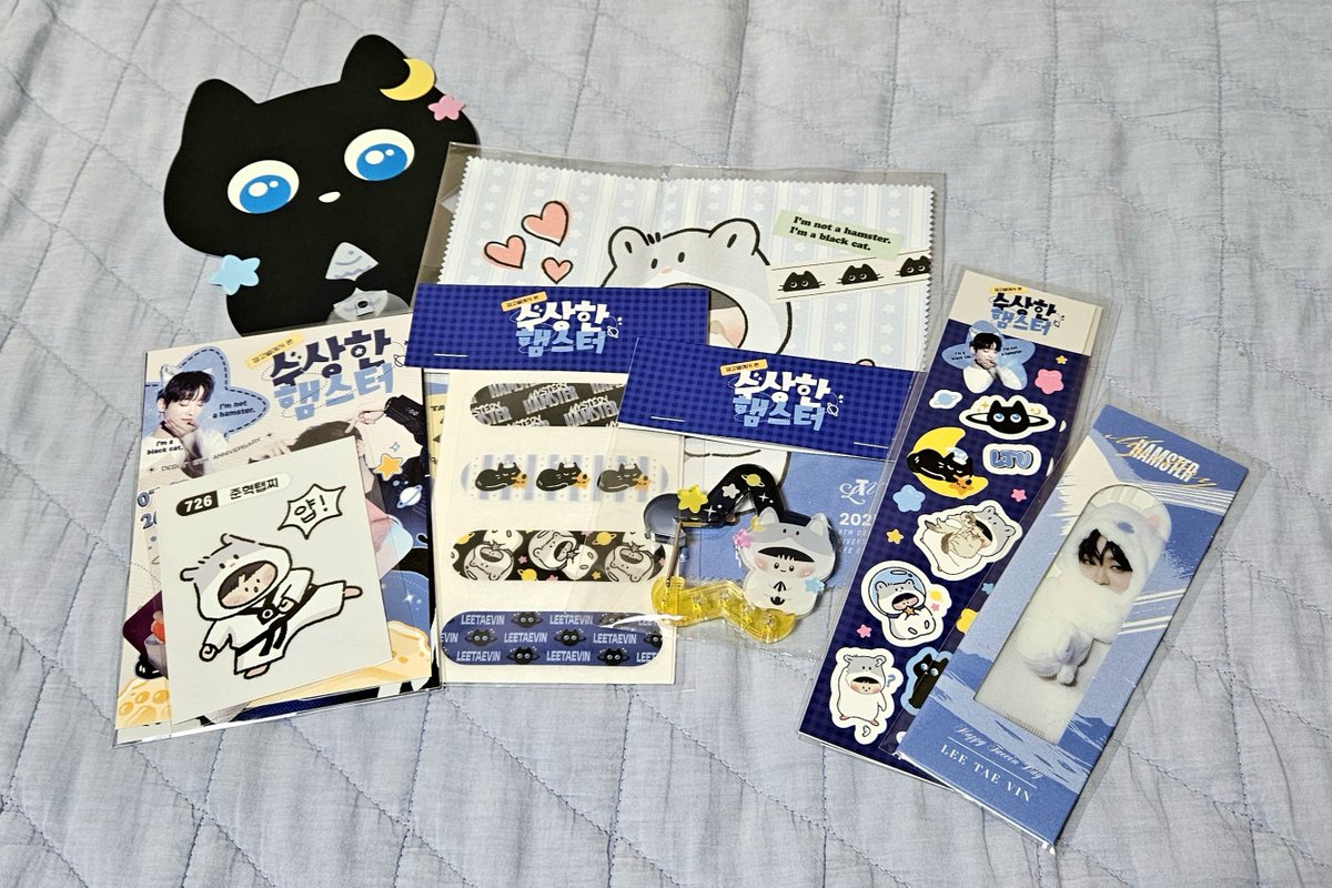 드디어 기다리던 까뚜쌤 통판 도착 꺄~😆😆💙💙
너무 귀엽구 예뻐서 더 주문 못한게 뒤늦게 후회가😅🤣
준혁탭찌도 넘나 귀여운😍😍 예쁘게 잘 쓰겠습니다.🥰
(한가지 아쉬운😭😱 금액특전 엽서를 너무 갖고 싶었으나
금액을 잘못 계산해서 아쉽게도 못 받은 ㅠ.ㅠ 나 왜 계산도 못하니... 😱😭😭)