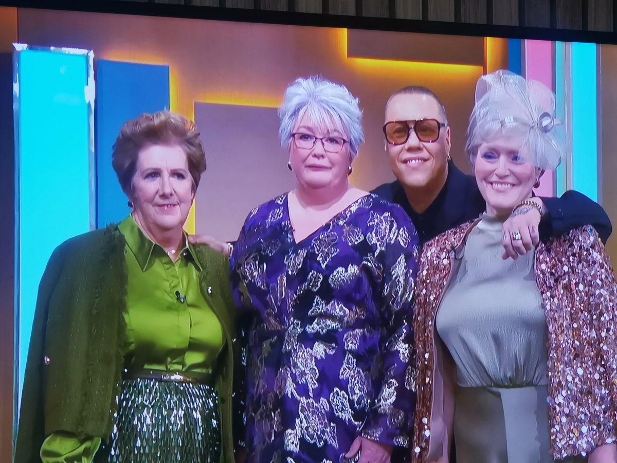 paulveness1974's tweet image. The cast of the new upcoming film.. Priscilla, Queens of the desert.. 😂 😂
#ThisMorning #Makeover