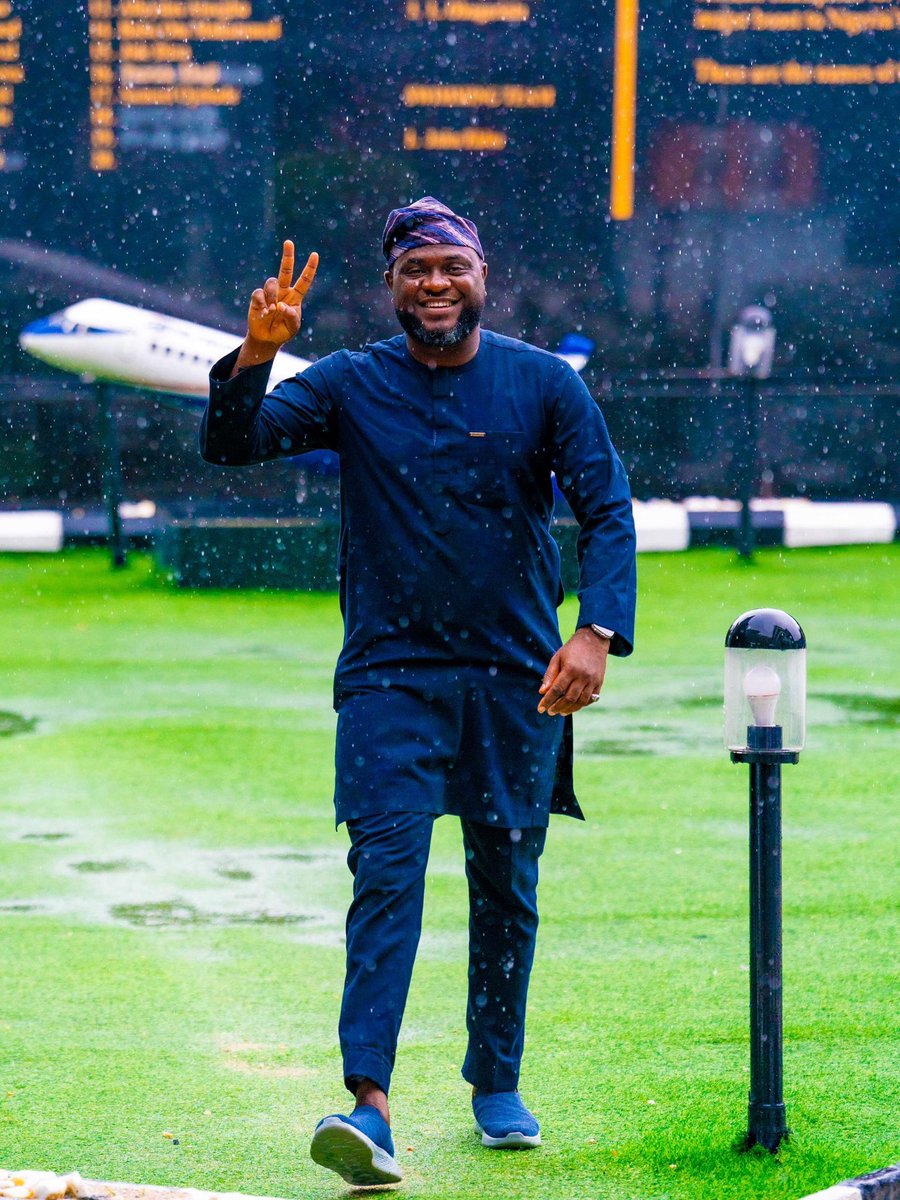 First, nobody has any entitlement to be here. We all are here, albeit fleetingly, on divine privilege. For this unmerited grace, I give all praises to Almighty Allah, Who alone possesses the full sovereignty over our lives.
🎈🎊
