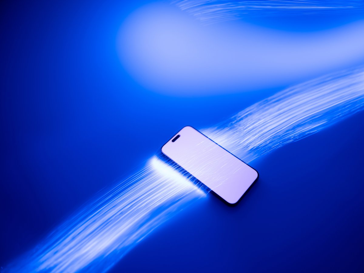 OmdiaHQ's tweet image. China now leads South Korea in monthly smartphone OLED shipments, a first for the market.

Xiaomi&apos;s 17 Pro Max is spearheading this shift, using a new S-stripe display to directly challenge Apple.

Full Omdia analysis: omdia.tech.informa.com/blogs/2025/oct…

#OLED #DisplayTech #MarketShare