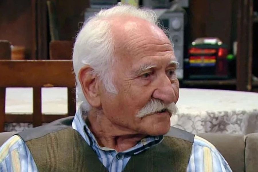 Bir usta bir yurt sevgilisi daha göçtü...toprağınız çiçekler kokacak canım Arif Erkin ağabey... unutulmayacaksınız...asla...