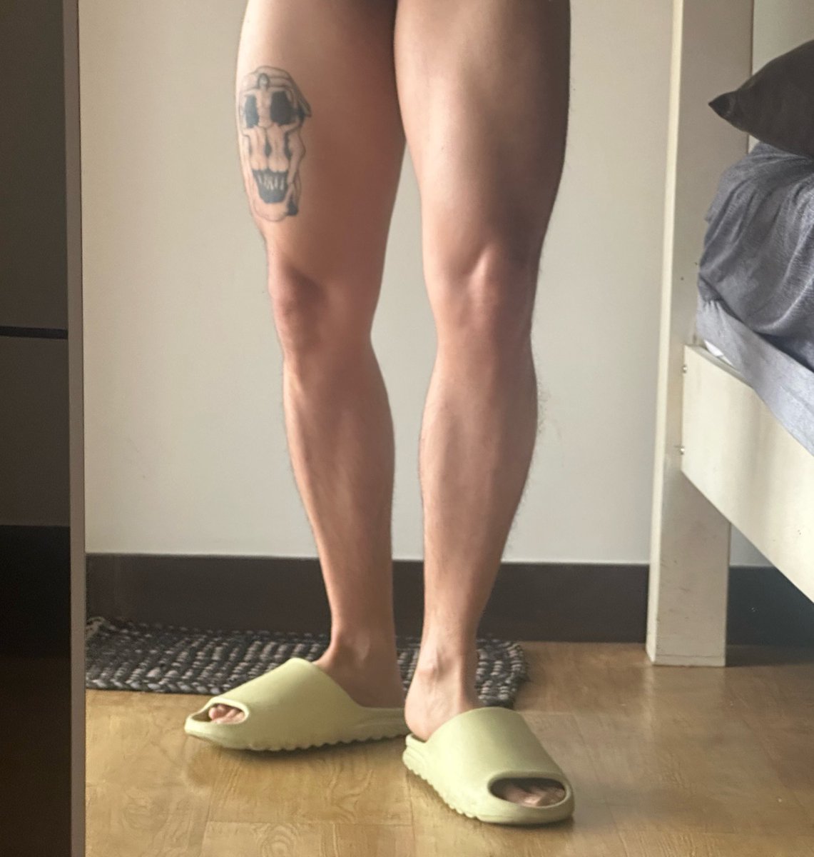 javan_lev's tweet image. thighs and ugly slips