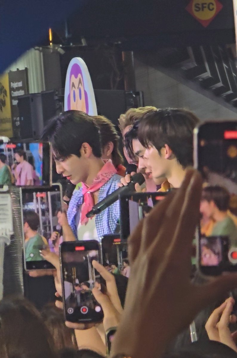 ศิลปินวงนี้ฮอตขนาดไหนนดูจาก📱
DEXX AT SIAM CENTER
#SiamCenterxDEXX