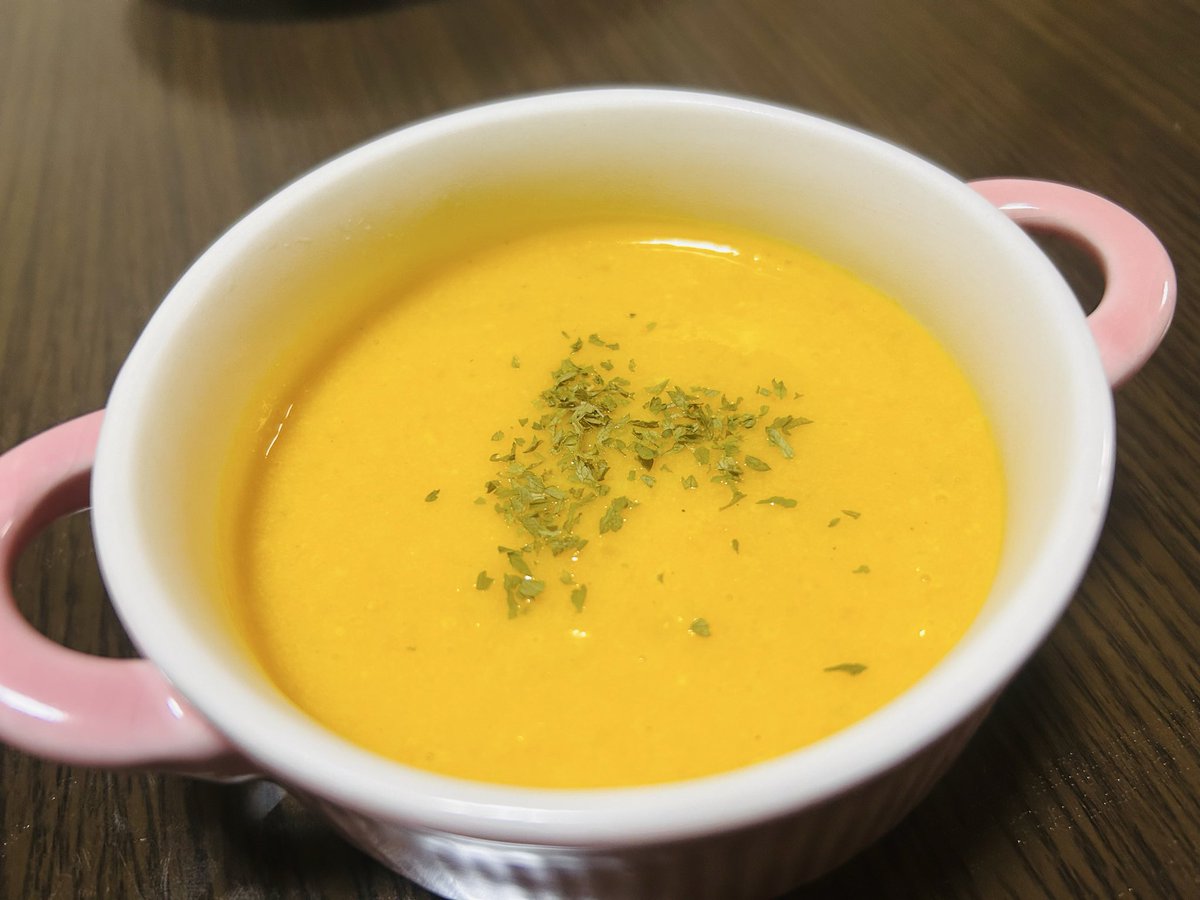 今日は、カボチャのポタージュにしました🎃
レシピだと牛乳とか、生クリームとか出てくるけど、無調整豆乳でヘルシーにしてます🫘

チョッパーとブレンダー両使いしてレンコンをトロトロにして鶏ひき肉でレンコンつくねも作った！モチモチで激ウマ✨

ブレンダー神✨
