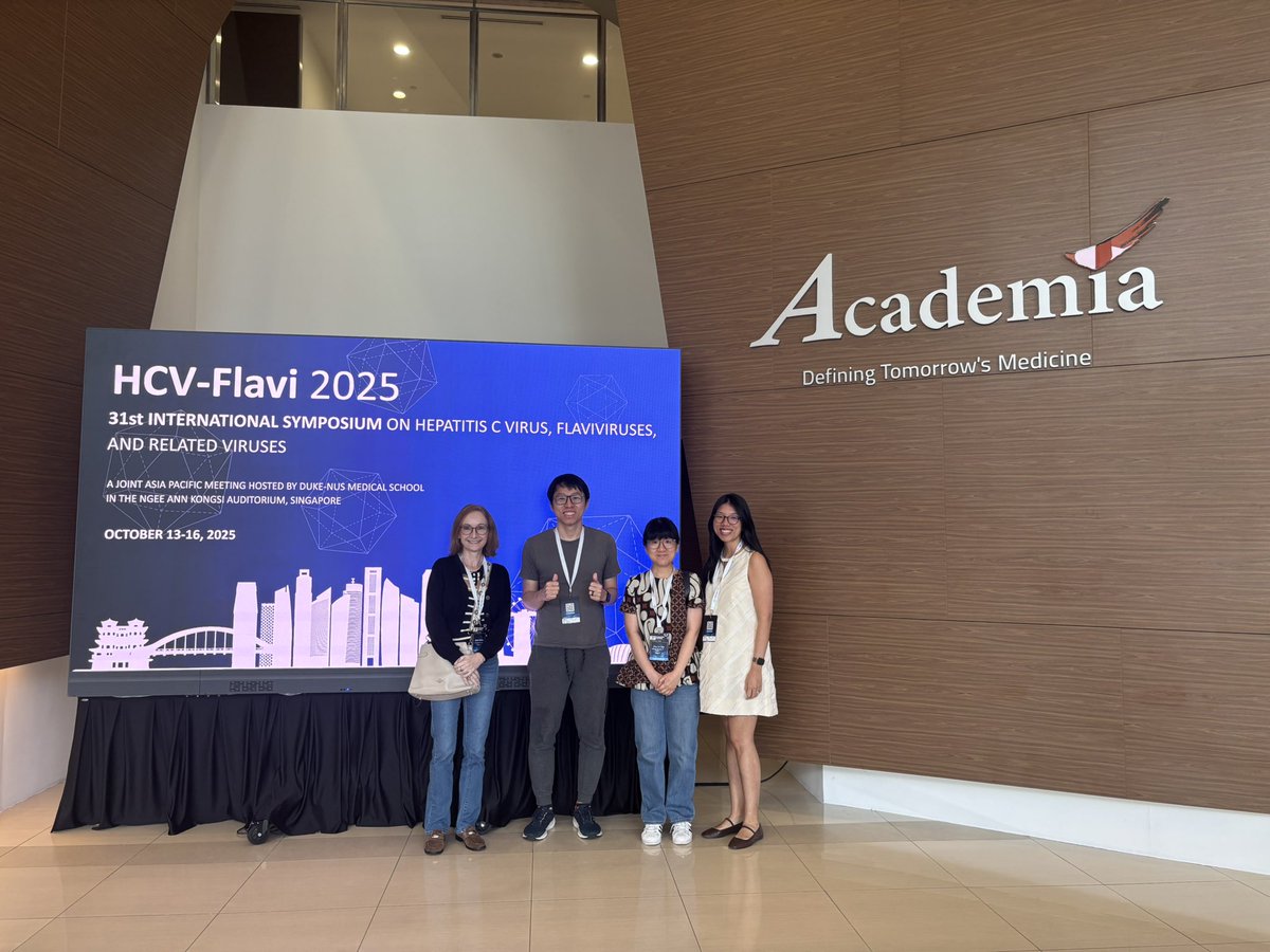 The dengue team at #HCVFlavi2025. A conference with amazing people and great science!