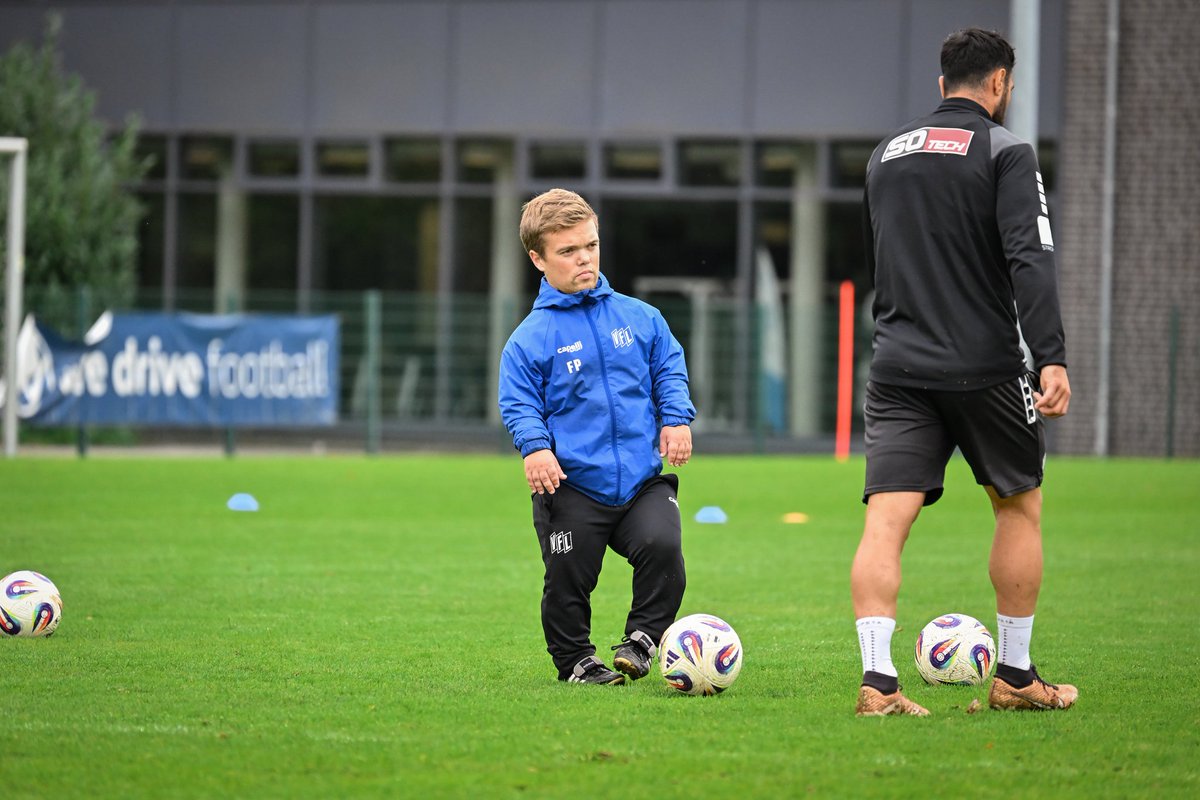VfL_1899's tweet photo. Felix Petersen, Trainer der B2-Junioren, hospitiert in dieser Woche bei den Profis. 🤝🏼

#vfl1899 https://t.co/XodON2LVM4