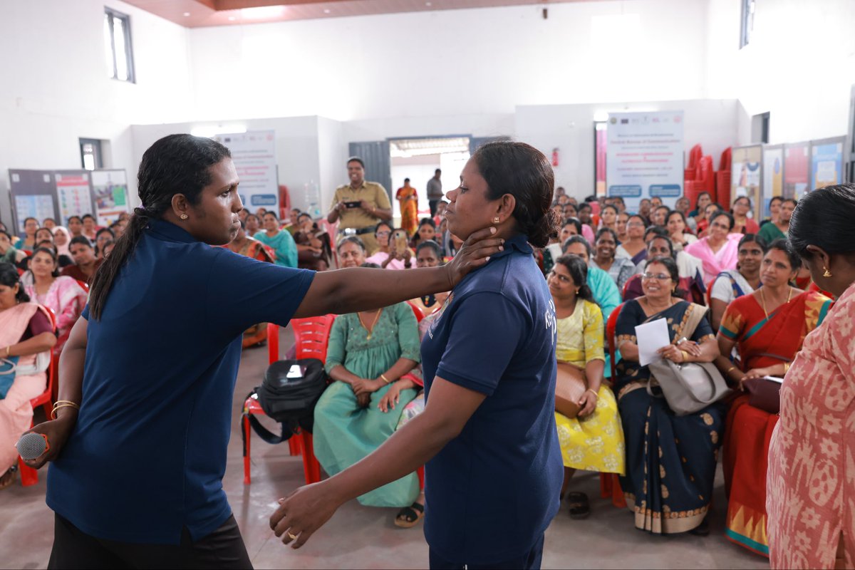 CBCTrivandrum's tweet image. Smt. Shishira and Smt. Neethu, Women Police Cell led a demonstration session on #selfdefence for women on Day 1 of the ICOP (Medium) at Vaikom, organised by CBC FO Kottayam.
#safetyskills.
#WomenEmpowerment #SwasthNaariSashaktParivaar 

@PIB_India @MIB_India @PIBWCD @MinistryWCD