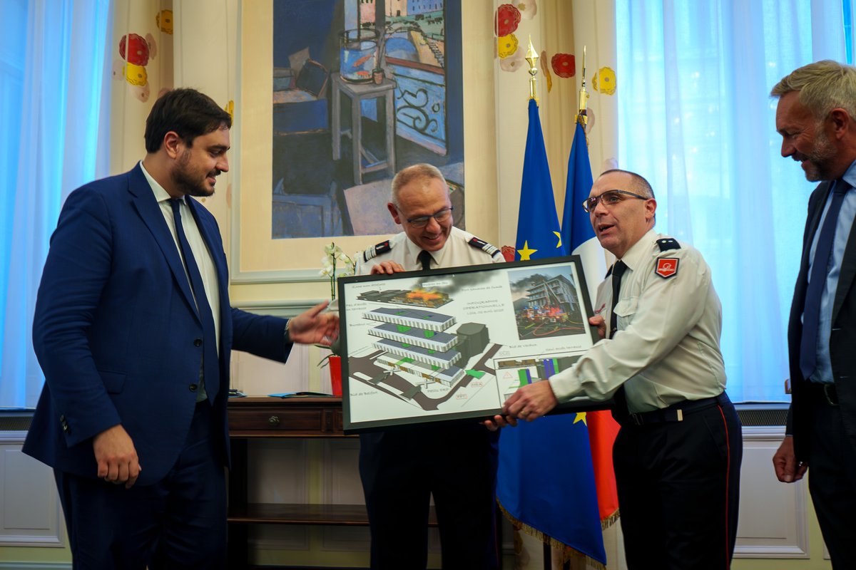 Sdis59's tweet photo. 🎖️ Cérémonie de départ du Colonel hors classe Rémy Wéclawiak

Hier soir à la préfecture du Nord, en présence de Monsieur le Préfet, du Directeur départemental, du Président du conseil d'administration et des personnels, s'est tenue la cérémonie de départ du Directeur départemental adjoint du SDIS59.

Le Colonel hors classe Rémy Wéclawiak prendra prochainement ses fonctions à la tête du Service d'incendie et de secours de l'Aisne.

Le SDIS59 lui adresse ses remerciements pour son engagement et son action au service des sapeurs-pompiers et de la population du département du Nord.

Nous lui souhaitons pleine réussite dans ses nouvelles responsabilités.

@prefet59
@departement59
@jhoussin
@beadescamps
@christianpoiret