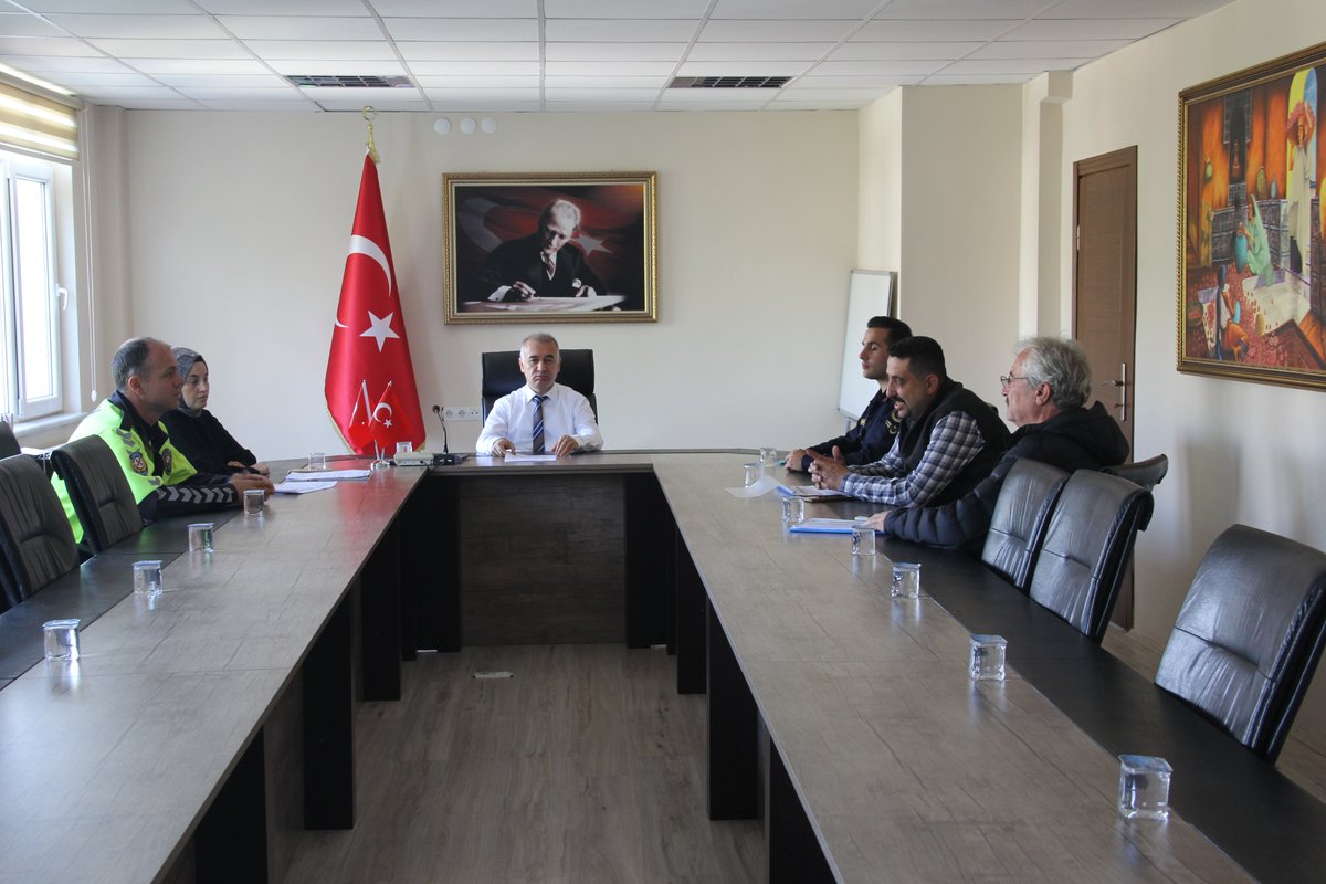 ‘Karayollarındaki Hız Sınırlama Uygulamalarında Yeknesaklığın Sağlanmasına İlişkin İşbirliği Protokolü’ kapsamında yapılacak çalışmalara ilişkin Kaymakam Selami IŞIK Başkanlığında değerlendirme toplantısı yapılmıştır.