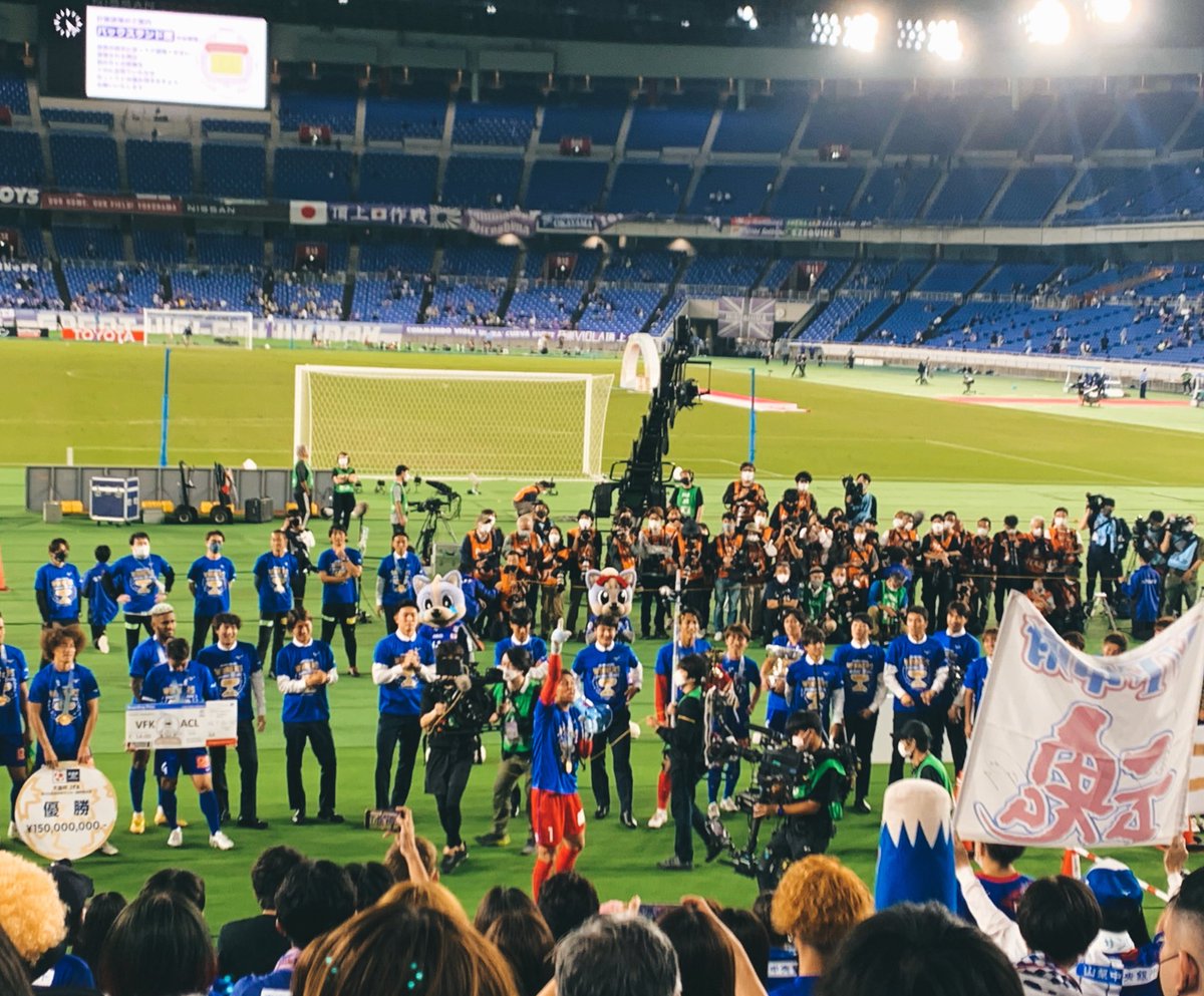 _luv7ts2c's tweet image. 3年前の今日、天皇杯優勝⚽️🥇🏆
スタジアムの最高の雰囲気と
痺れた2回のPKストップに
試合が終わってもアドレナリン止まらず
インタビューで適当に跳びましたって言ってたのも
この時パスポート取れよ〜って言ってたのも
何年経っても一生忘れない
この写真は宝物😭❤️🔥❤️🔥❤️🔥