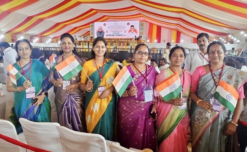 PalleSindhura's tweet photo. ప్రధాని శ్రీ నరేంద్ర మోదీ గారి అధ్యక్షతన నన్నూర్ టోల్ ప్లాజా వద్ద జరుగుతున్న సూపర్ జీఎస్టీ - సూపర్ సేవింగ్స్ భారీ బహిరంగ సభకు తోటి మహిళా ప్రజా ప్రతినిధులతో కలిసి హాజరైన పుట్టపర్తి ఎమ్మెల్యే పల్లె సింధూర రెడ్డి గారు
#APSaysThankYouModi
#GSTReforms
#NextGenGS https://t.co/VySIkkjkZI
