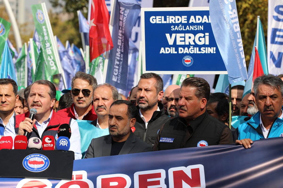 BayndrMemurSen's tweet photo. EMEĞİ GÖREN, HAKKIMIZI VEREN BÜTÇE İÇİN TBMM ÖNÜNDEYDİK

Önümüzdeki yıllara ilişkin; personel giderleri, fazla çalışma ücreti ve harcırah tutarlarının belirleneceği Bütçe Kanunu yarın TBMM’ye gelecek.

8. Dönem Toplu Sözleşme görüşmeleri uzlaşmazlıkla sonuçlandı. Kamuda çalışanlar arasında oluş(turul)an maaş/ücret adaletsizliğini bütün kamu görevlileri, kamu yöneticileri, milletvekilleri, siyasi partiler ve hükümetin tüm yetkilileri tarafından biliniyor.

Toplu sözleşmede memurun bütçesi görülmedi, Bütçede memuru görün diyoruz.

Kamu İşvereni’nin cimri tutumu, Hakem Kurulu’nun ise sorumluluk üstlenemeyen tavrı nedeniyle 2026 Ocak ayında kamuda çalışanlar arasında maaş/ücret farklılıkları daha da belirgin olacak.

Memurun maaşı yetmiyor. Kamu görevlilerimiz maaşlarının %50’den fazlasını kiraya ödüyor. Bırakın tasarruf yapmayı; ay sonu, ucu ucuna denkleştiremiyor.

Milli iradenin tecelligahı Gazi Meclisimizden; emekliliğe de yansıyacak şekilde Ocak ayında Seyyanen Zam yapılmasını istiyoruz. Bu adaletsizlik, Ocak ayı gelmeden düzeltilebilir.

Harcırah ve yiyecek yardımına ilişkin sorunların çözülmesini, fazla çalışma ücretinin maaşlara göre adil bir tutarda belirlenmesini istiyoruz.

4688 miadını doldurmuştur. Bu sistemin zinciri kırılmıştır ve pedal artık boşa dönmektedir. Kamu görevlileri ve emeklileri için ise Yeni Bir Sendika Yasasına ihtiyaç var. Gelin bu Kanunu değiştirelim. Sahayı işaret eden yasa yerine; masada müzakereyi, sahada mücadelenin hakkını teslim eden yeni bir Kanunu hayata geçirelim.

Kamu İşvereni'nin/Hakem Kurulu’nun hatasını Meclis düzeltmeli, Çalışma hayatında gelir adaleti, ücret dengesi sağlanmalı, yeni yılda adil bir sendika yasası da hayata geçirmelidir.

Memur-Sen olarak; mücadelemiz ve kararlılığımız sorunlarımız çözülünceye kadar devam edecek.