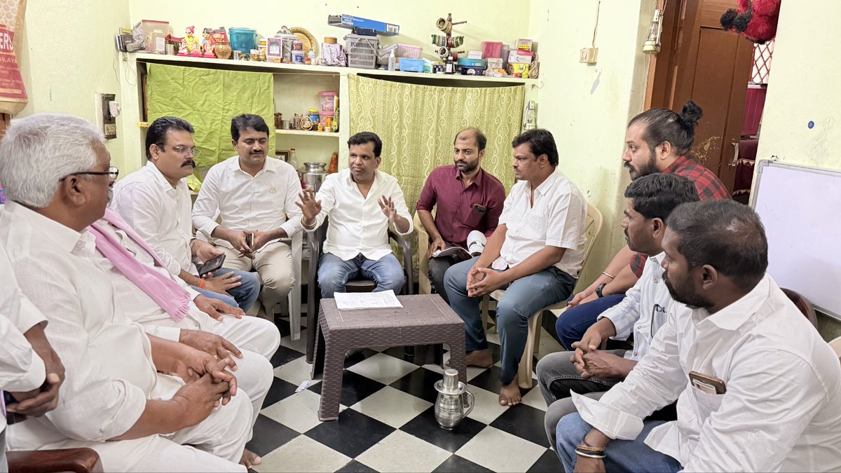 DrGadariBRS's tweet photo. జూబ్లీహిల్స్ ఉపఎన్నికల నేపథ్యంలో @BRSparty ఎమ్మెల్యే అభ్యర్థి మాగంటి సునీత గారికి మద్దతుగా బోరబండ డివిజన్ లోని రాజ్ నగర్ పోలింగ్ బూత్ ఇంచార్జులైనా పార్టీ నాయకులతో సమావేశమై, ఎన్నికల ప్రచార తీరుపై స్పష్టమైన సమాచారం నాయకులకు తెలియజేయడం జరిగింది.

#JubileeHillsWithBRS #VoteForCar https://t.co/yWJqT6Ftam