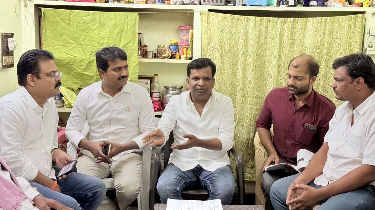 జూబ్లీహిల్స్ ఉపఎన్నికల నేపథ్యంలో <a href="/BRSparty/">BRS Party</a> ఎమ్మెల్యే అభ్యర్థి మాగంటి సునీత గారికి మద్దతుగా బోరబండ డివిజన్ లోని రాజ్ నగర్ పోలింగ్ బూత్ ఇంచార్జులైనా పార్టీ నాయకులతో సమావేశమై, ఎన్నికల ప్రచార తీరుపై స్పష్టమైన సమాచారం నాయకులకు తెలియజేయడం జరిగింది.

#JubileeHillsWithBRS #VoteForCar