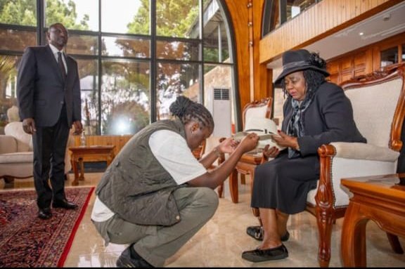 blacklives01's tweet photo. Winnie Odinga hands over Baba's white Fedora hat he wore minutes before his death to her mother Ida in respect of the late Raila Odinga...#RailaTheEnigma #Raila_Odinga https://t.co/riw9So80h1