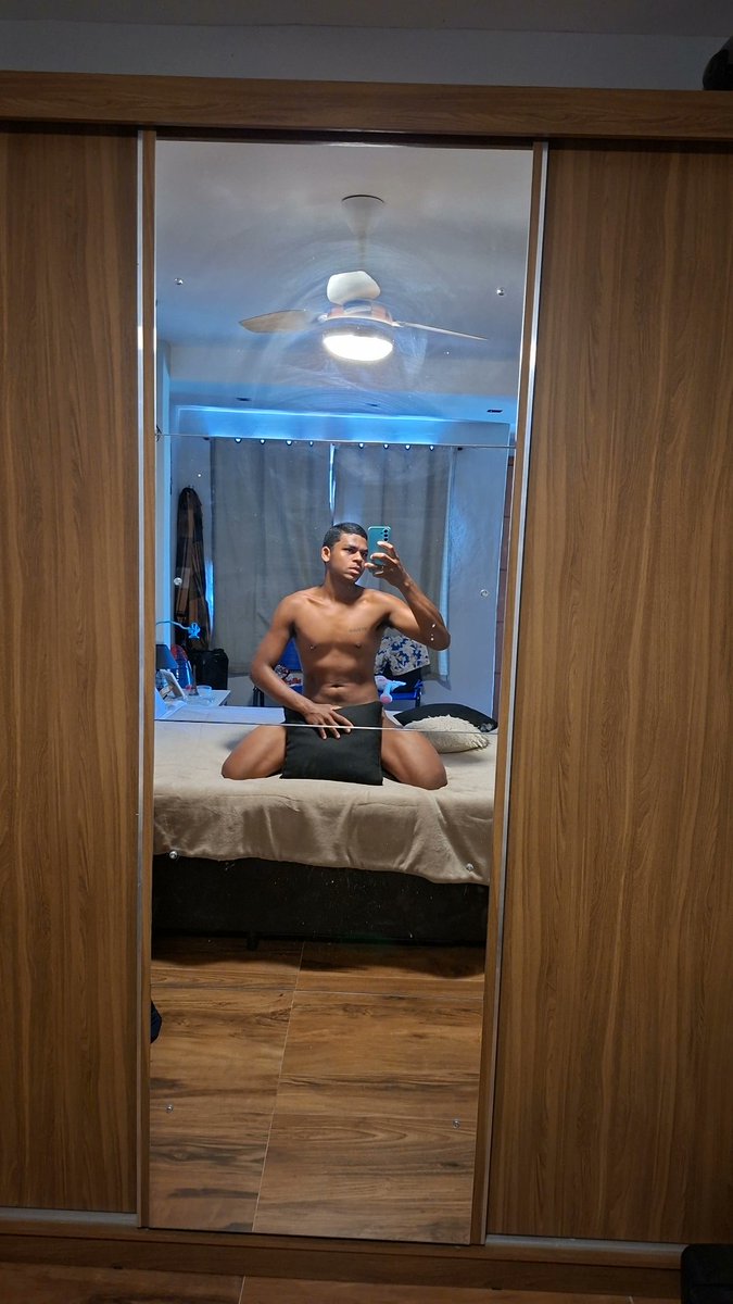 oficial_bracho's tweet photo. “Reflexo de um dia tranquilo, curtindo o próprio tempo ✨🪞”
#DiaDeSol #Reflexo #MomentoMeu #Autocuidado #QuintaRelax #GoodVibes #NoEspelho #DiaLight #Sossego #EstiloSimples https://t.co/zc04nmEJ17