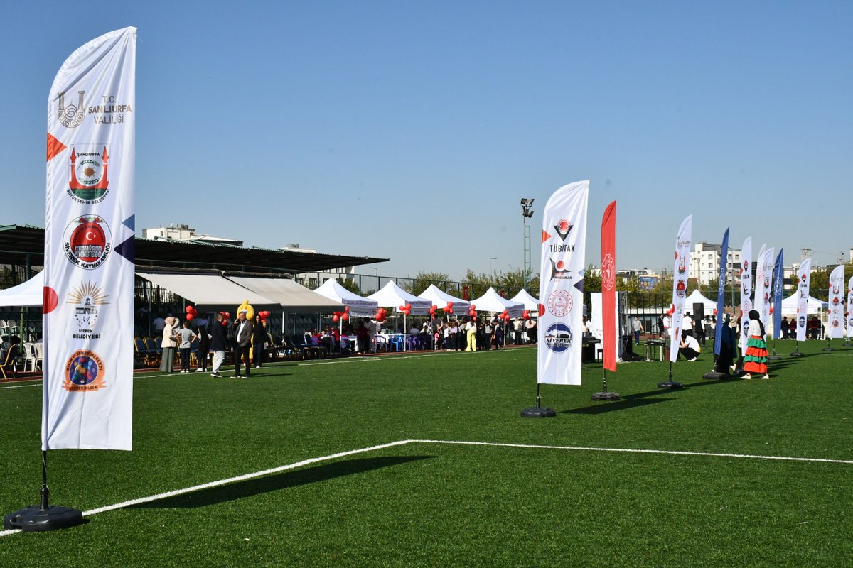 TÜBİTAK 4007 Siverek Bilim Şenliği

İl Milli Eğitim Müdürümüz Sayın Asım SULTANOĞLU, Siverek İlçe Milli Eğitim Müdürlüğü tarafından düzenlenen ve TÜBİTAK tarafından desteklenen 4007 Bilim Şenliğine katılarak öğrencilerimizin hazırladığı projeleri inceledi, emeği geçen öğretmen ve