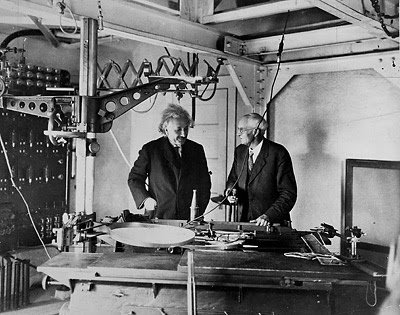 PhilosophyOfPhy's tweet image. Einstein with astronomer Charles St. John at the Mt. Wilson Observatory in 1931, examining the apparatus for the (unsuccessful) measurement of the gravitational redshift in the solar spectrum.