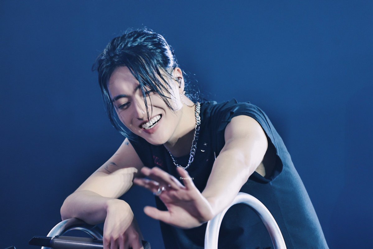 "it was the first time i took off my sunglasses during the concert’s moving carts this time and i saw how people at the concerts who smiled at me, the one who loves me" 🥺🥺🫂🤎