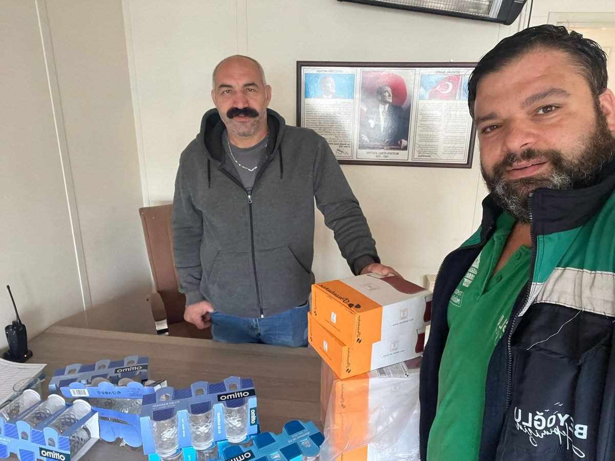 Beyoğlu Belediyesi Temizlik İşleri Müdürlüğü Kasımpaşa Şantiyesi’ndeki emekçi kardeşlerimizle çok verimli bir toplantı yaptık. Katılan tüm arkadaşlarımıza emekleri ve katkıları için gönülden teşekkür ediyoruz.