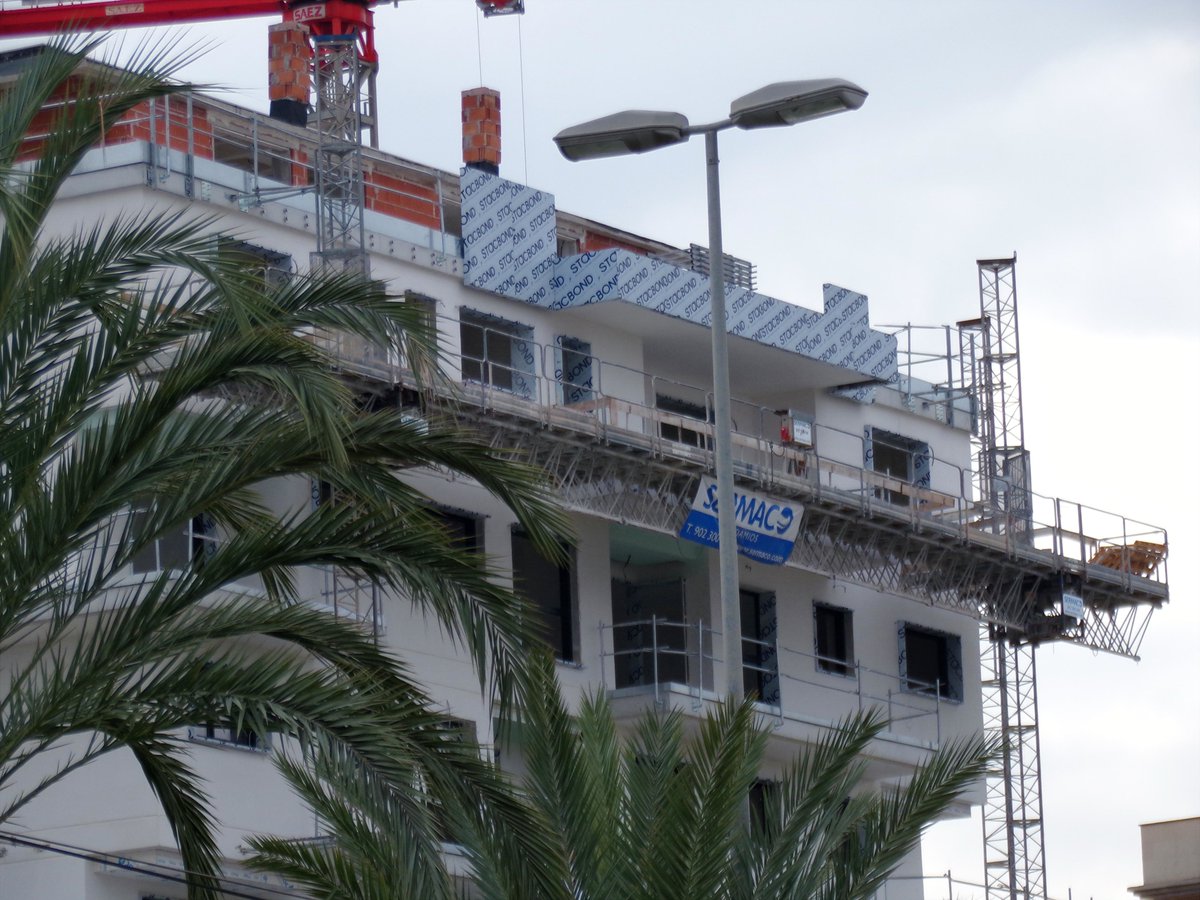 En el Residencial Luz y Vida que está construyendo <a href="/konak_sl/">KONAK RENT SL</a> en la Avenida Don Juan de Borbón, nuestras plataformas de cremallera hacen posible trabajar en fachada de forma cómoda, segura y productiva, garantizando un acceso vertical estable durante toda la obra.