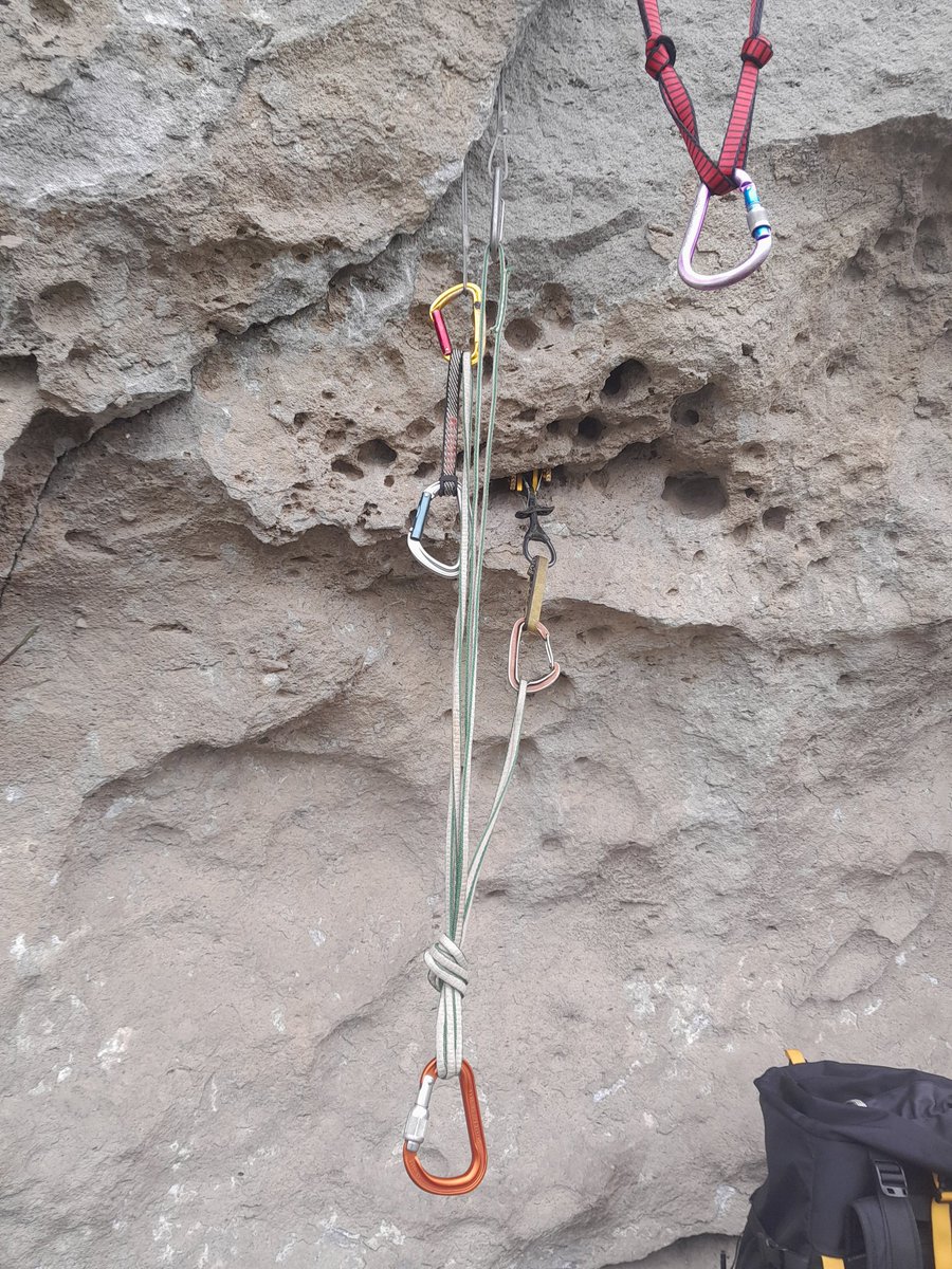 Escaloterapia's tweet photo. Reunión con Ocho al Medio: Se pasa la cinta por los puntos de anclajes con un único retorno, donde se realiza un nudo Ocho, punto donde se conecta el mosquetón central.

Ideal para mas de 2 puntos de anclaje.
 https://t.co/jKi2vy2z4b #escaloterapia #escalada #escalar #escalador https://t.co/YG1iZazo7Z