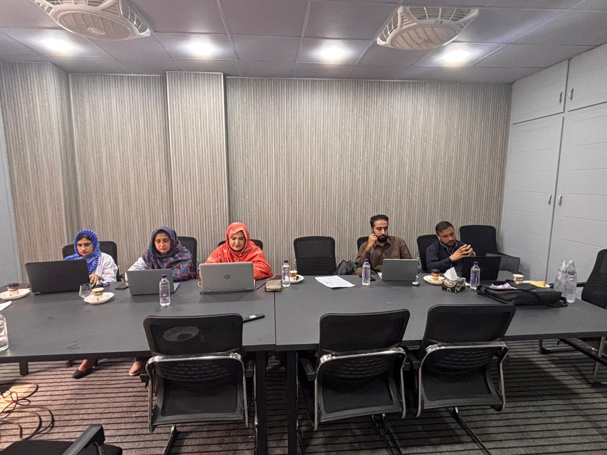 CONTROL_NIHR's tweet image. Hands-on practice session on CBT assessment tools for independent evaluators, followed by a group photo 📋📸