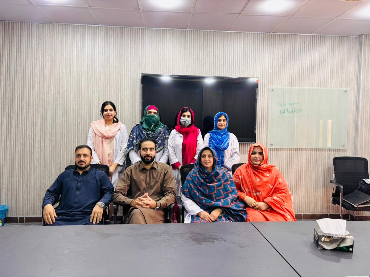 CONTROL_NIHR's tweet image. Hands-on practice session on CBT assessment tools for independent evaluators, followed by a group photo 📋📸