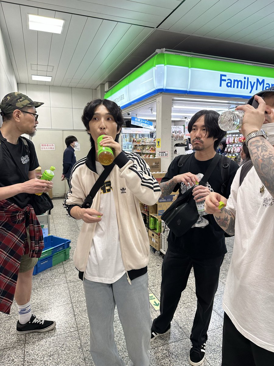 THRHkillers's tweet image. 無事に13STEPS、日本到着！！
明日はまず東京！

THRH企画 HAPPY TIME B

🔥 10/17(金) 東京 二万電圧
18:30 open / 19:00 start

13 STEPS(韓国)
THRH
RUSHING AGE
SEWER

🔥10/18(土) 大阪 CLUB STOMP
17:30 open / 18:00 start

13 STEPS(韓国)
THRH
CiG
FIVE NO RISK
TENDER ABUSE
gomer