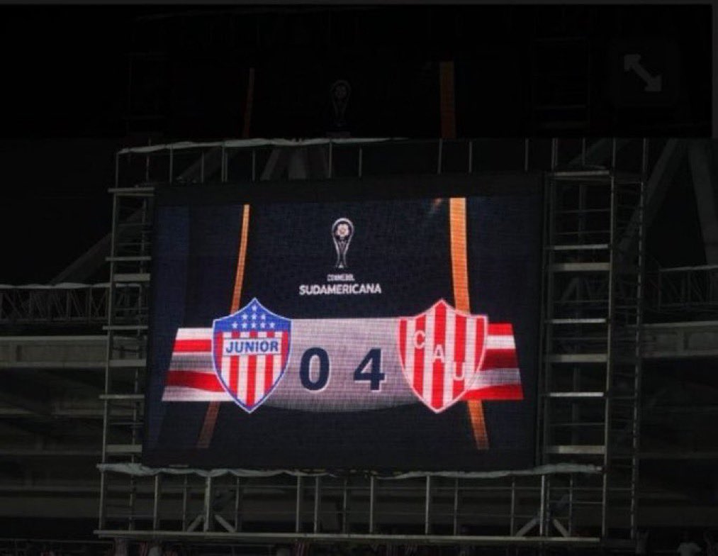 Cuando el alcohol por fin hace efecto, y de nuevo estoy en esta noche