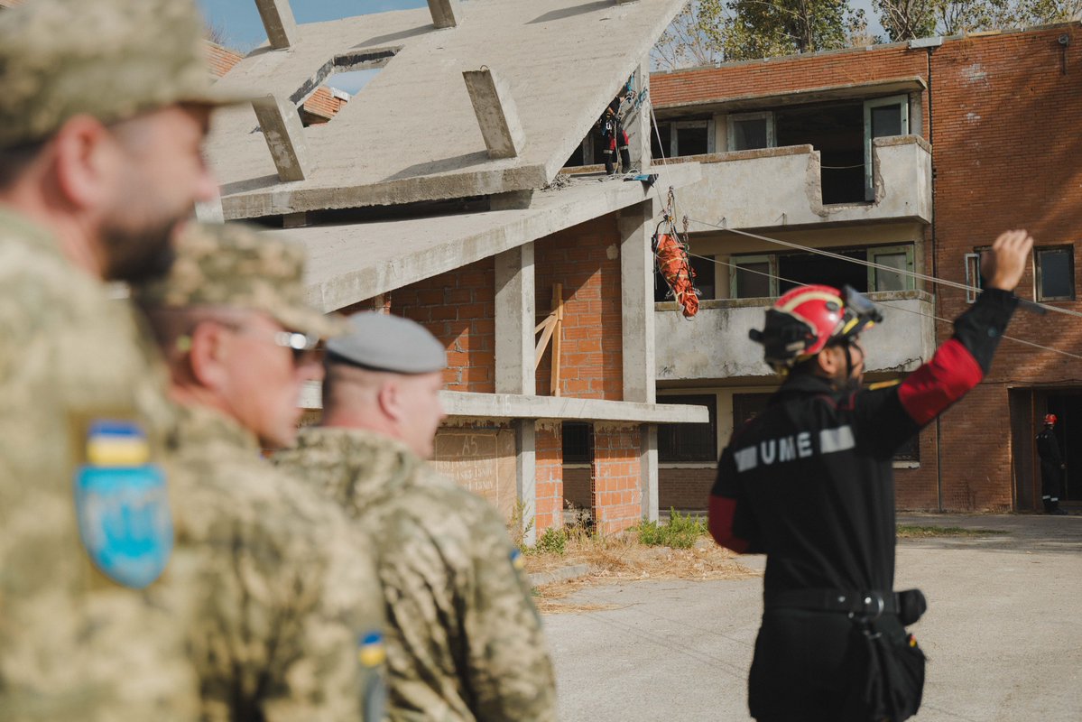 #CooperaciónInternacional
🇺🇦 En el marco del III Módulo de Derecho Internacional Humanitario de la operación #EUMAM_UA, 19 militares auditores ucranianos y una profesora universitaria de Derecho de Ucrania, han participado en un ejercicio durante su visita a nuestras